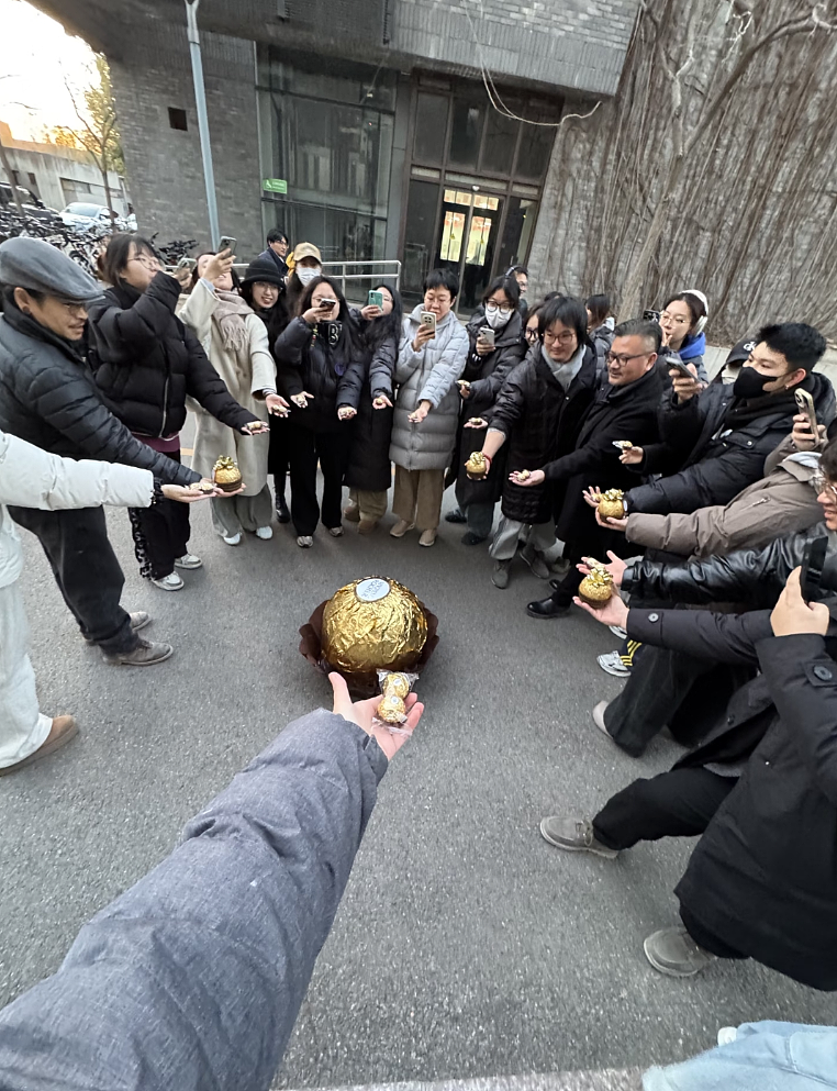 费列罗还是费力挪？央美学生将街头石墩子爆改成“巨型费列罗”！网友：搞抽象还得是大学生（组图） - 18