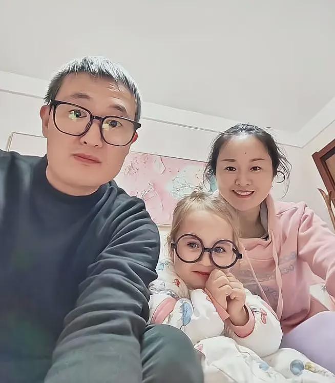 江苏夫妻生出蓝眼金发娃，网友评论炸锅，爸爸：亲生的，娃返祖了（组图） - 2