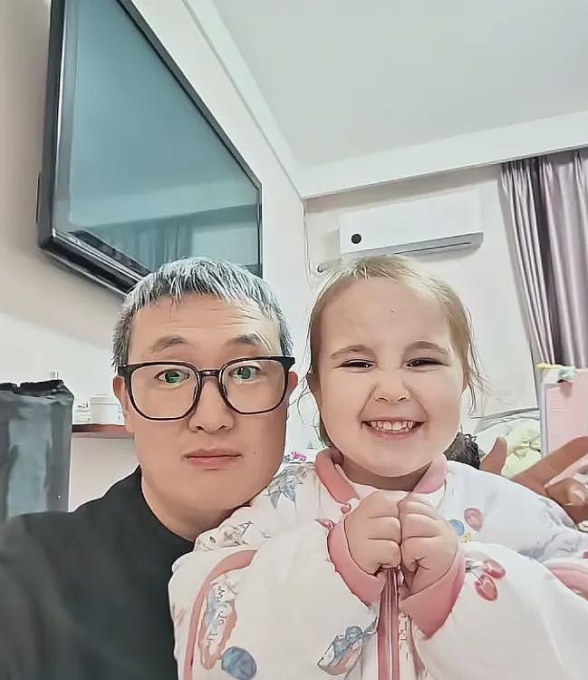 江苏夫妻生出蓝眼金发娃，网友评论炸锅，爸爸：亲生的，娃返祖了（组图） - 1