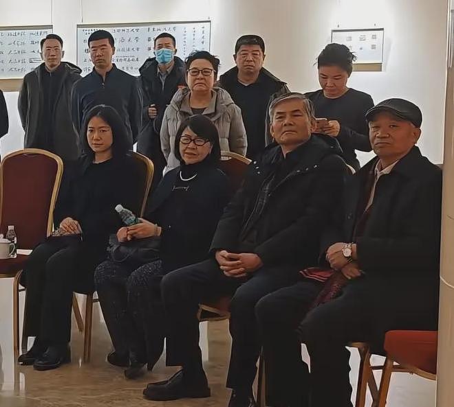 杨振宁去世一个月后，翁帆与妈妈看展近照曝光，打扮朴素笑容和善（组图） - 3