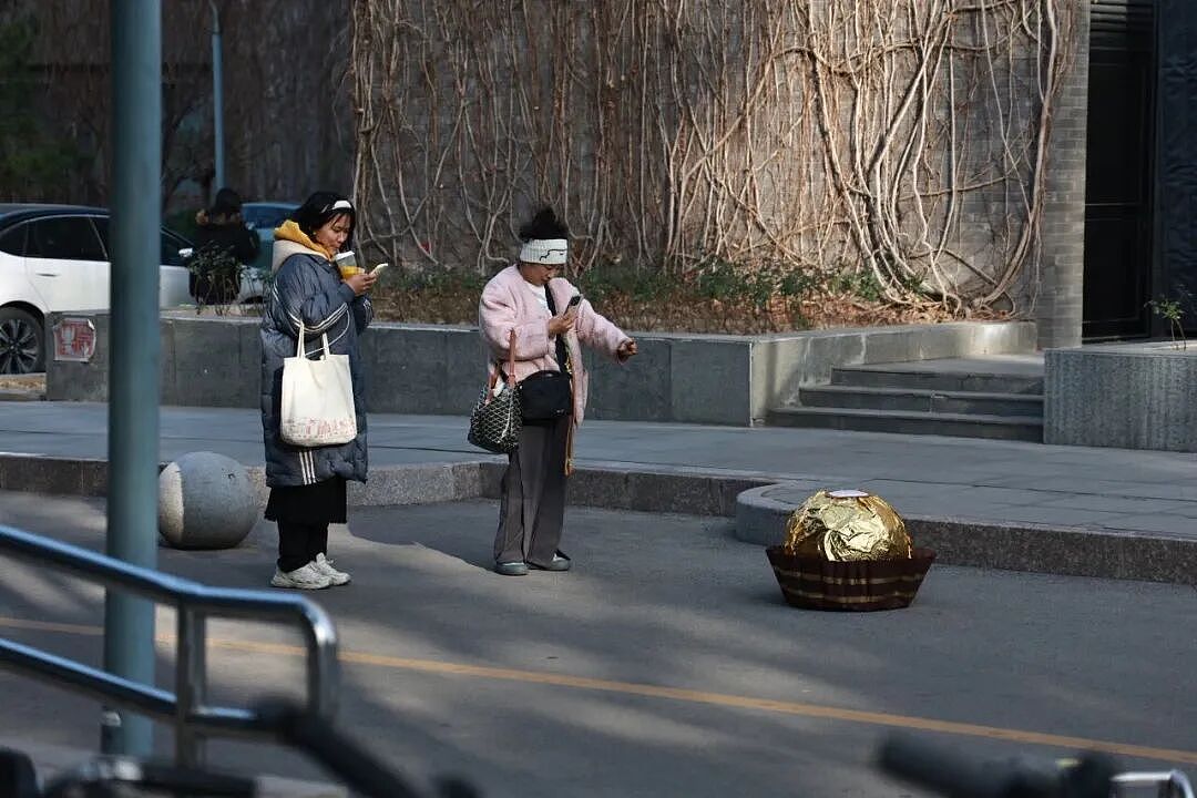 费列罗还是费力挪？央美学生将街头石墩子爆改成“巨型费列罗”！网友：搞抽象还得是大学生（组图） - 4