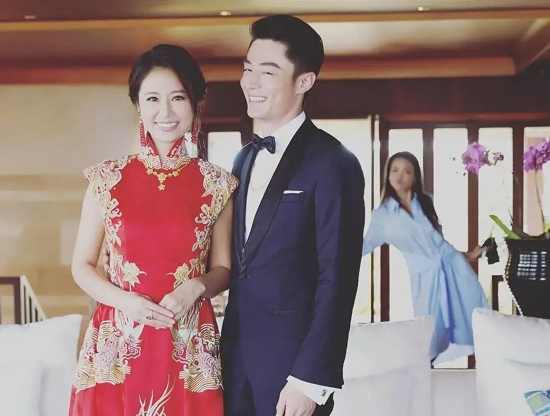 被骂滚出内娱后，她彻底放飞了！10年挚友变挚爱，如今49岁上离婚综艺：嘲笑我，你也配？（组图） - 23