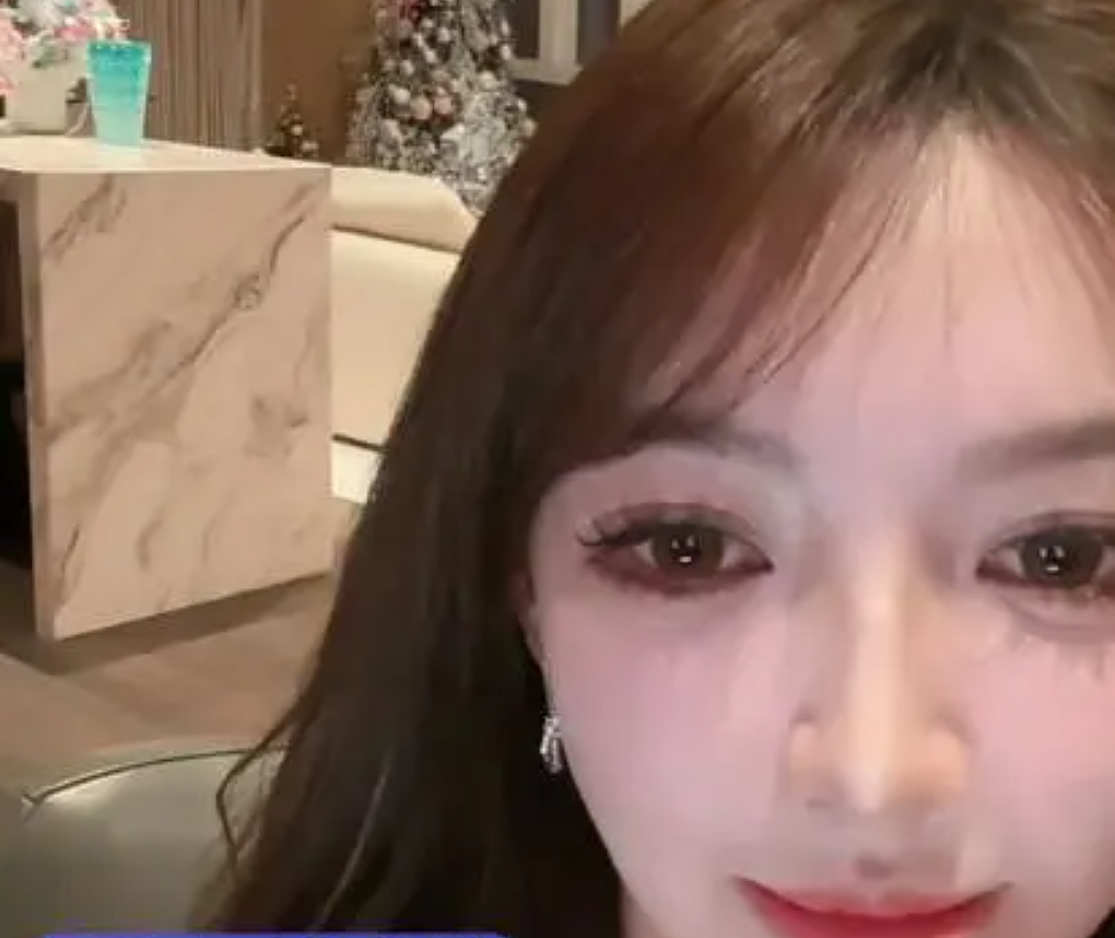 叶珂暗示独自养娃，直播突传婴儿啼哭（组图） - 1