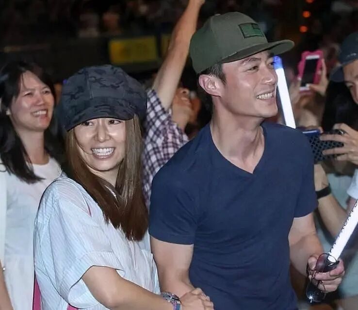 被骂滚出内娱后，她彻底放飞了！10年挚友变挚爱，如今49岁上离婚综艺：嘲笑我，你也配？（组图） - 27