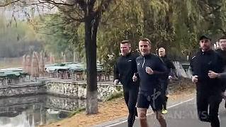 马克龙成都寒风中晨跑,与民众打招呼展亲和力(视频/组图) - 1