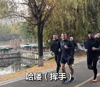 马克龙成都寒风中晨跑,与民众打招呼展亲和力(视频/组图) - 3