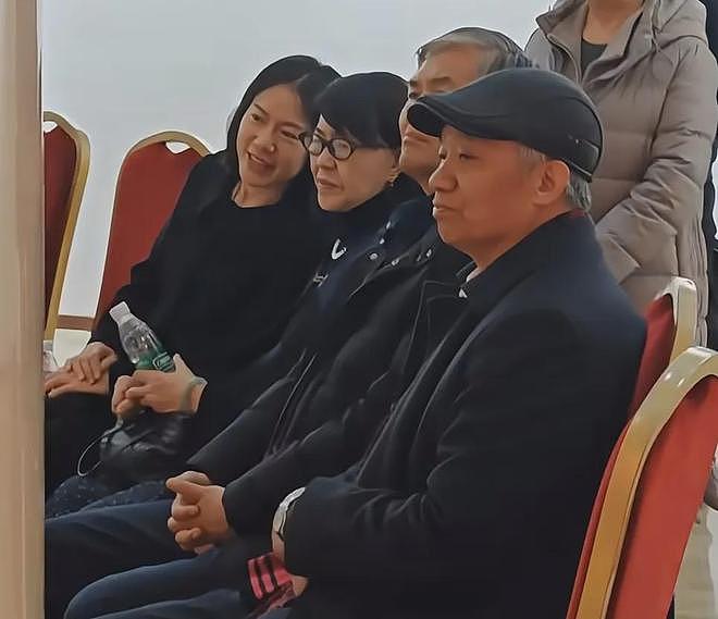 杨振宁去世一个月后，翁帆与妈妈看展近照曝光，打扮朴素笑容和善（组图） - 5