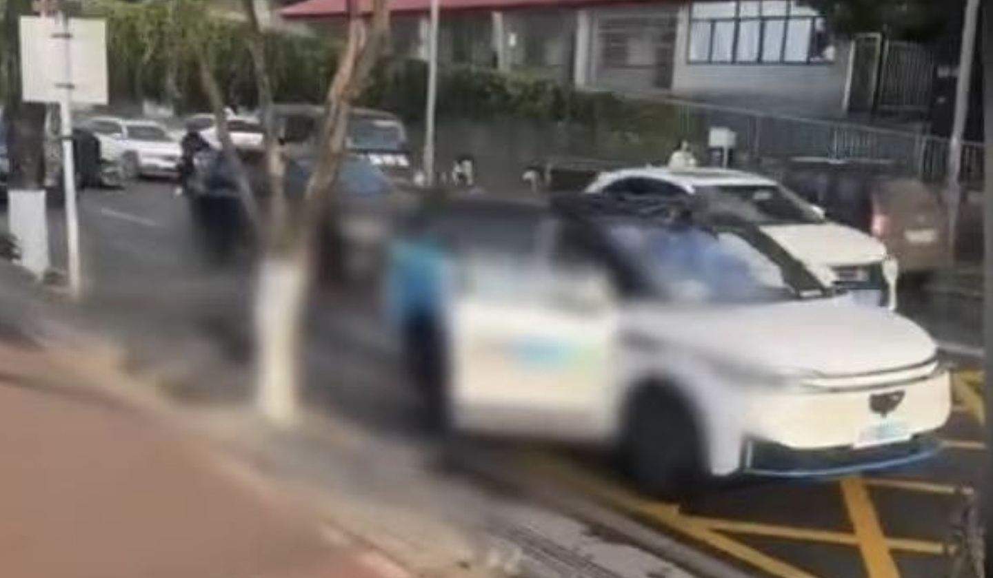 无人驾驶网约车惹祸！连撞两路人一人被卷车底，路人合力抬车救人（组图） - 3