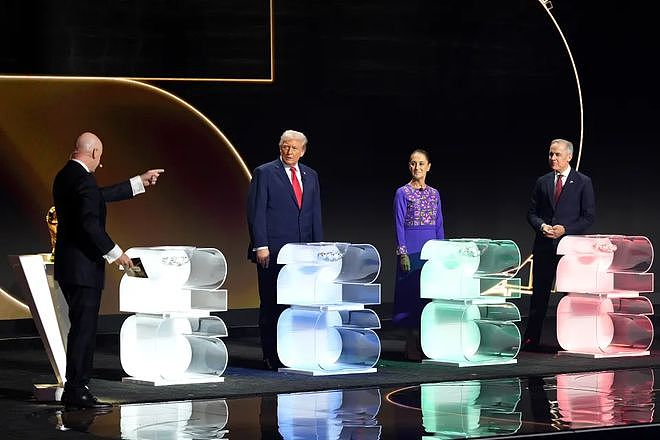 79岁特朗普带爱妻为世界杯抽签，荣获“足联和平奖”，却被嘲笑（组图） - 5