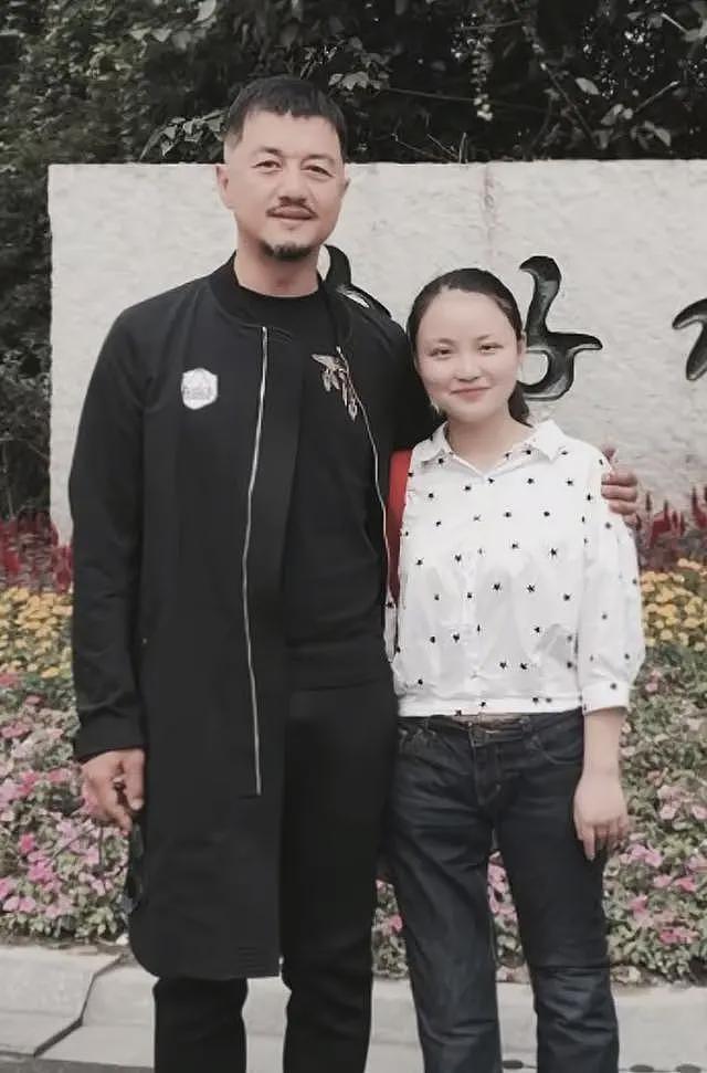 李亚鹏四女儿身份曝光，32岁985毕业在四川工作，高位截肢开改装车（组图） - 5