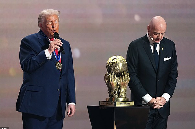 2026世界杯抽签揭晓！特朗普意外夺“和平奖”，CNN记者直播偷笑被全网听到（组图） - 8