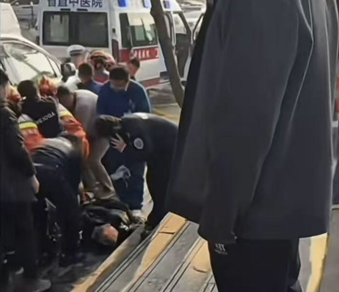 无人驾驶网约车惹祸！连撞两路人一人被卷车底，路人合力抬车救人（组图） - 2