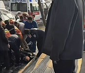 无人驾驶网约车惹祸！连撞两路人一人被卷车底，路人合力抬车救人（组图）