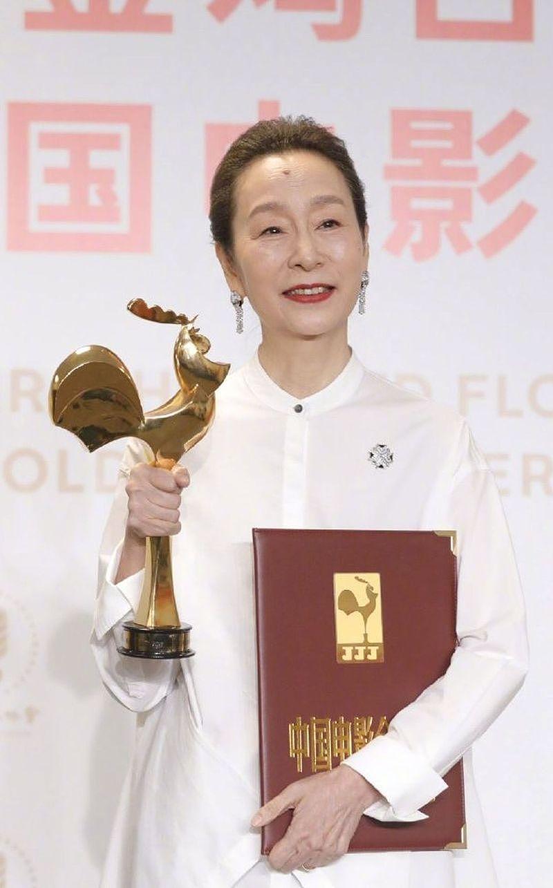 疑婚内出轨生子，骗了观众30年，70岁金鸡影后奚美娟塌房（组图） - 1