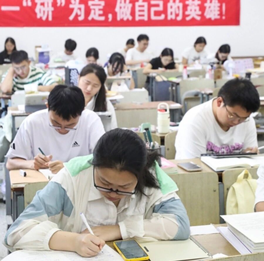 为了上岸，年轻人开始“降级考研”（组图） - 1