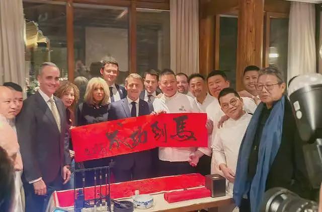 巩俐随马克龙吃烤鸭！与烤鸭师傅合影无明星架子，多次陪伴马克龙地位明显（组图） - 3