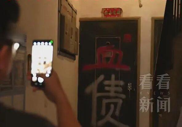 瘆人!上海一对夫妻在自家门上写“血债“,还把邻居“唐“姓去“头“…来龙去脉曝光(组图) - 7