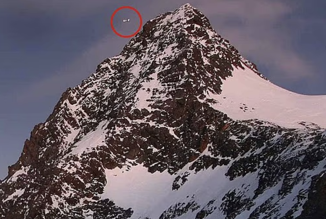愤怒!旅游时她被丢在-20℃雪山顶,忍了6小时冻成冰雕,男友关机转身下山(组图) - 4