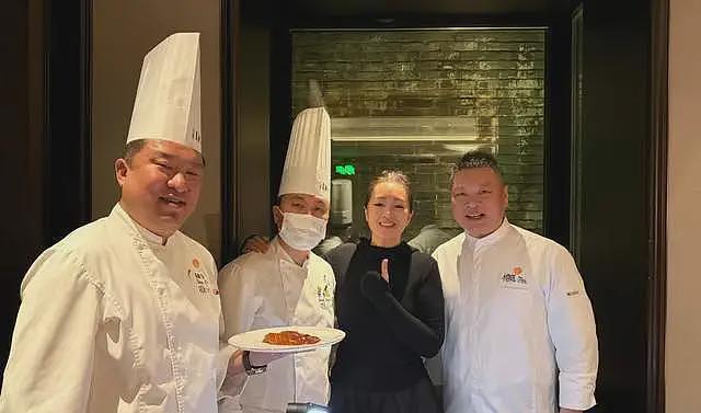 巩俐随马克龙吃烤鸭！与烤鸭师傅合影无明星架子，多次陪伴马克龙地位明显（组图） - 7