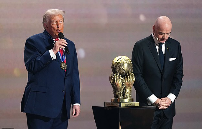 2026世界杯抽签揭晓！特朗普意外夺“和平奖”，CNN记者直播偷笑被全网听到（组图） - 10