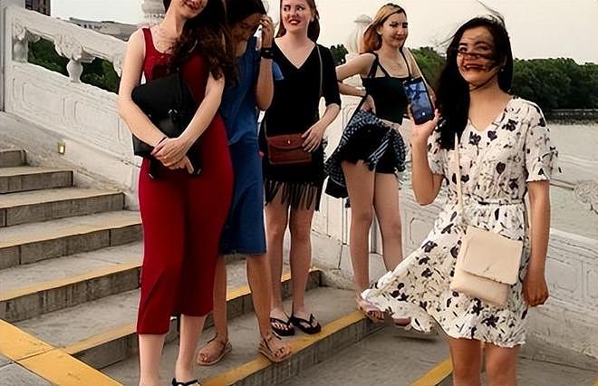 外国女留学生在中国卖淫，市场太好车震500，不限次数！（组图） - 3