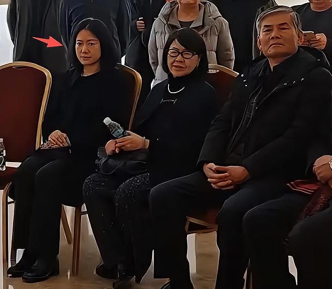 杨振宁去世一个月后，翁帆与妈妈看展近照曝光，打扮朴素笑容和善（组图） - 1