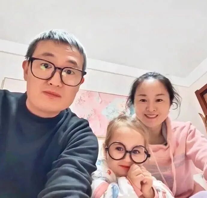 中国夫妻生出金发碧眼女儿！一度以为“抱错”…亲子鉴定为亲生！孩子母亲回应（组图） - 1