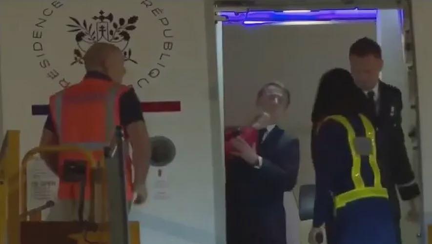 马克龙夫妇再访华！小丽造型惊艳，给孩子送飞吻，网友：他来要熊猫的吧？（组图） - 3