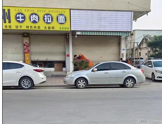 “狗与外卖员勿进厨房”！汕头一汉堡店门口悬挂招牌引爆热议，店员被拘（组图） - 4