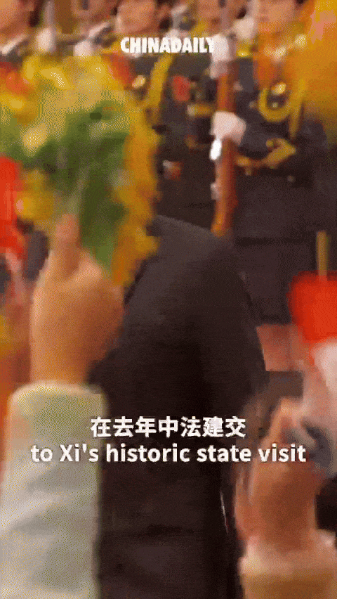 马克龙夫妇再访华！小丽造型惊艳，给孩子送飞吻，网友：他来要熊猫的吧？（组图） - 12