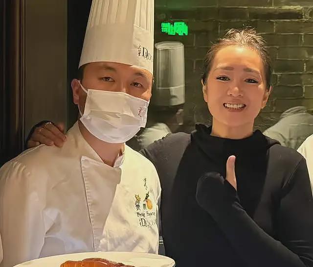 巩俐随马克龙吃烤鸭！与烤鸭师傅合影无明星架子，多次陪伴马克龙地位明显（组图） - 8