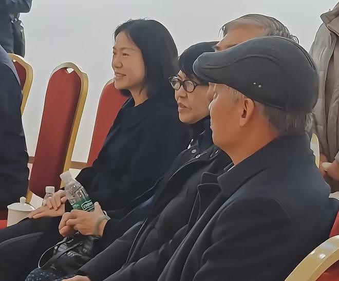 杨振宁去世一个月后，翁帆与妈妈看展近照曝光，打扮朴素笑容和善（组图） - 6