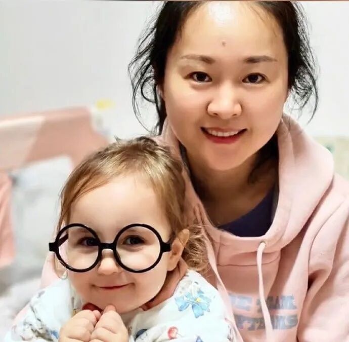 中国夫妻生出金发碧眼女儿！一度以为“抱错”…亲子鉴定为亲生！孩子母亲回应（组图） - 3
