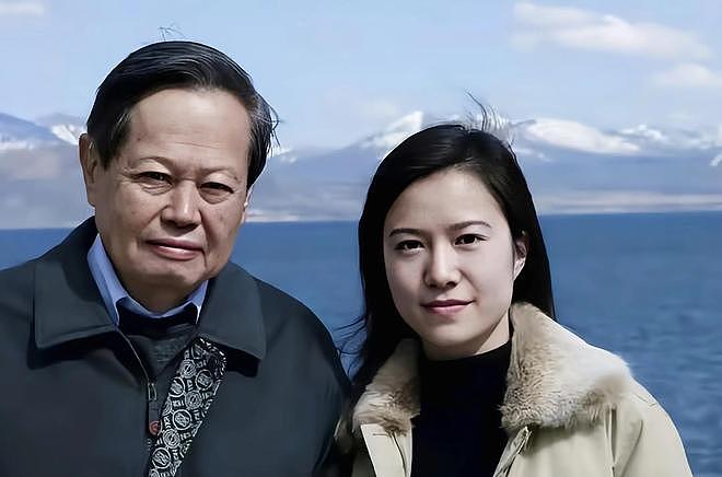 杨振宁去世一个月后，翁帆与妈妈看展近照曝光，打扮朴素笑容和善（组图） - 10