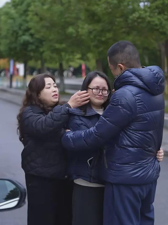 李亚鹏四女儿身份曝光，32岁985毕业在四川工作，高位截肢开改装车（组图） - 12