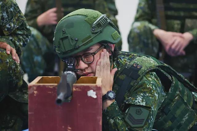 艺人“闪兵”案冰山一角?台湾男性是如何让自己免服兵役(组图) - 1