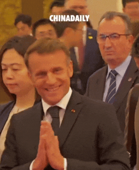 马克龙夫妇再访华！小丽造型惊艳，给孩子送飞吻，网友：他来要熊猫的吧？（组图） - 11