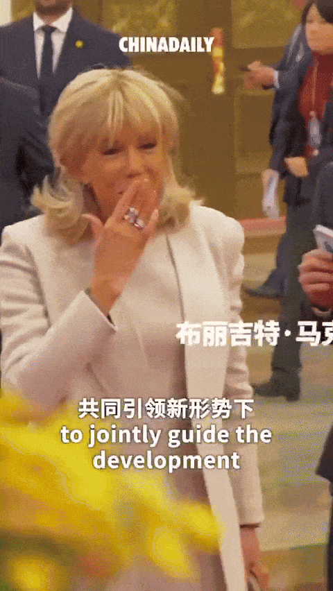 马克龙夫妇再访华！小丽造型惊艳，给孩子送飞吻，网友：他来要熊猫的吧？（组图） - 16