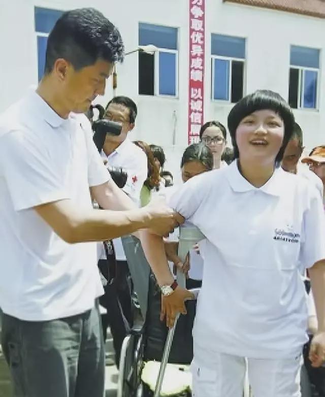 李亚鹏四女儿身份曝光，32岁985毕业在四川工作，高位截肢开改装车（组图） - 4