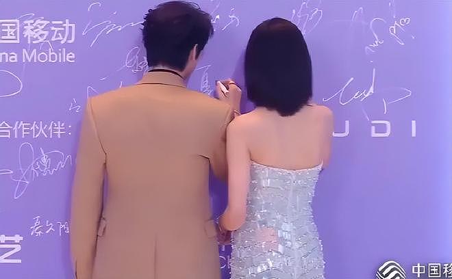 尖叫之夜修罗场！魏大勋不顾秦岚猛炒CP，跟杨幂同场撞色像情侣装（组图） - 20