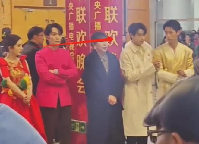 杨幂三次活动碰到魏大勋，每次都偷瞄男方，她为何会显得意难平？（组图） - 12