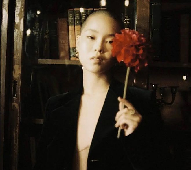 20岁女偶像切除胸部惹争议！前后对比强烈，不想当女的还加入女团（组图） - 2