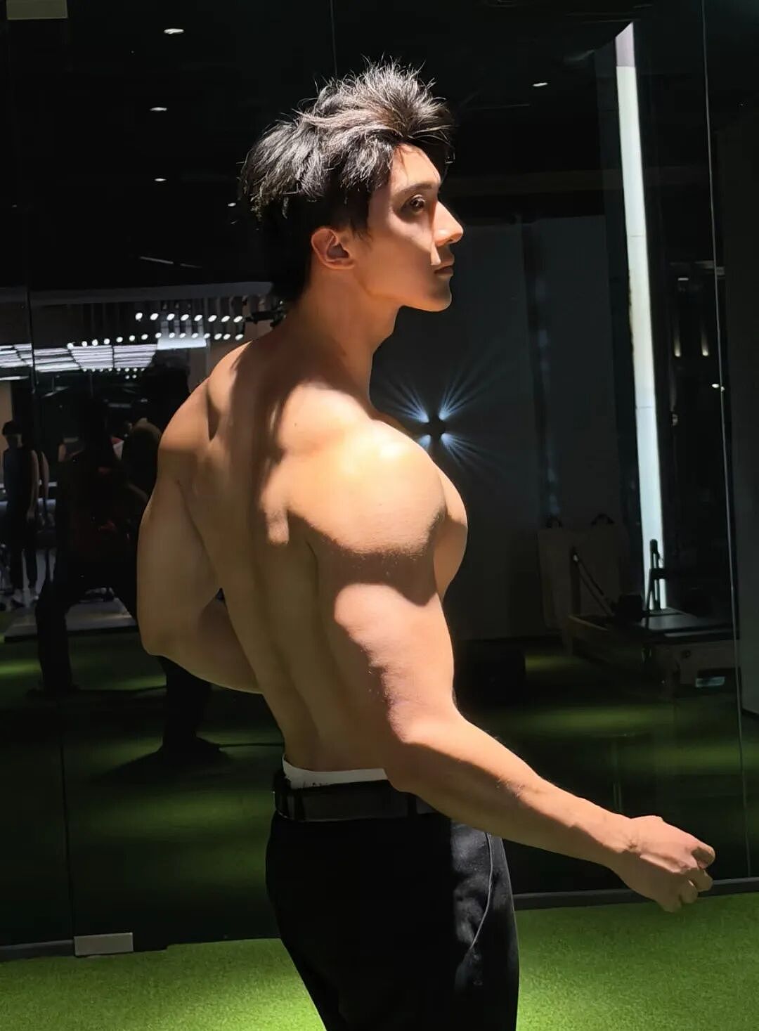 【帅哥】深圳185超帅肌肉男模被金主看上？男模直言不缺那点...（组图） - 2