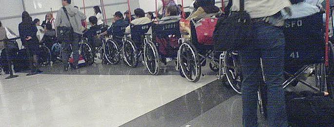 在机场，为什么印度人总是坐着轮椅？（组图） - 3