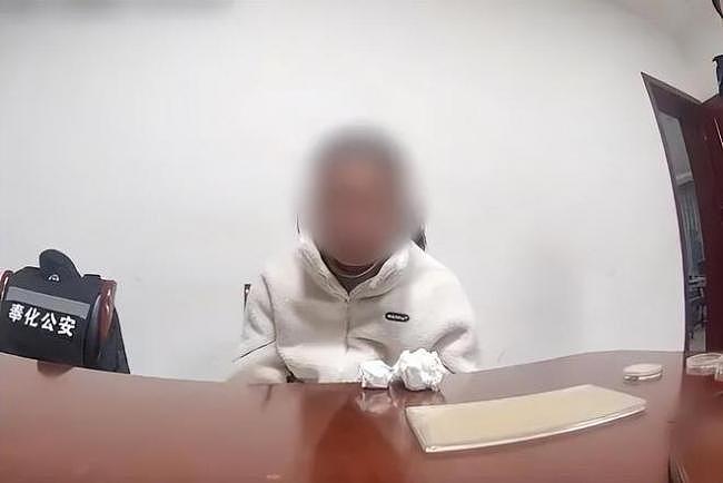 男子回家吓一大跳，陌生女子坐客厅，悠闲喝水（图） - 1