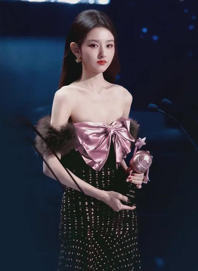 尖叫之夜双主桌，“万年老二”李一桐与白鹿比肩，宋祖儿或接棒杨幂（组图） - 14
