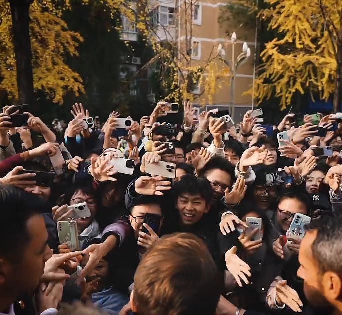 马克龙拍片总结访华行程：与群众开心自拍，称感谢中国热情接待（视频/组图） - 3