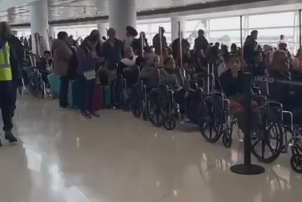 在机场，为什么印度人总是坐着轮椅？（组图） - 5