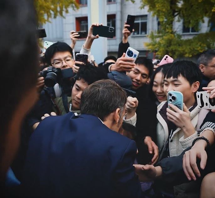 马克龙拍片总结访华行程：与群众开心自拍，称感谢中国热情接待（视频/组图） - 2