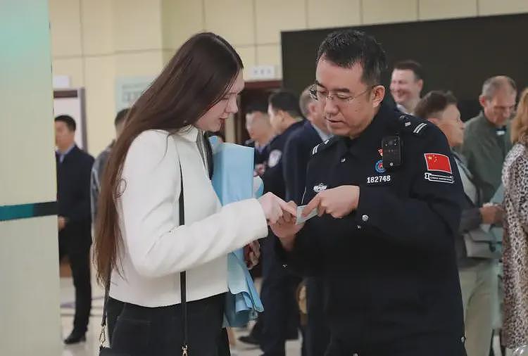 中国游客曝莫斯科遭黑警勒索，免签首日变“囚车一日游”？（组图） - 7